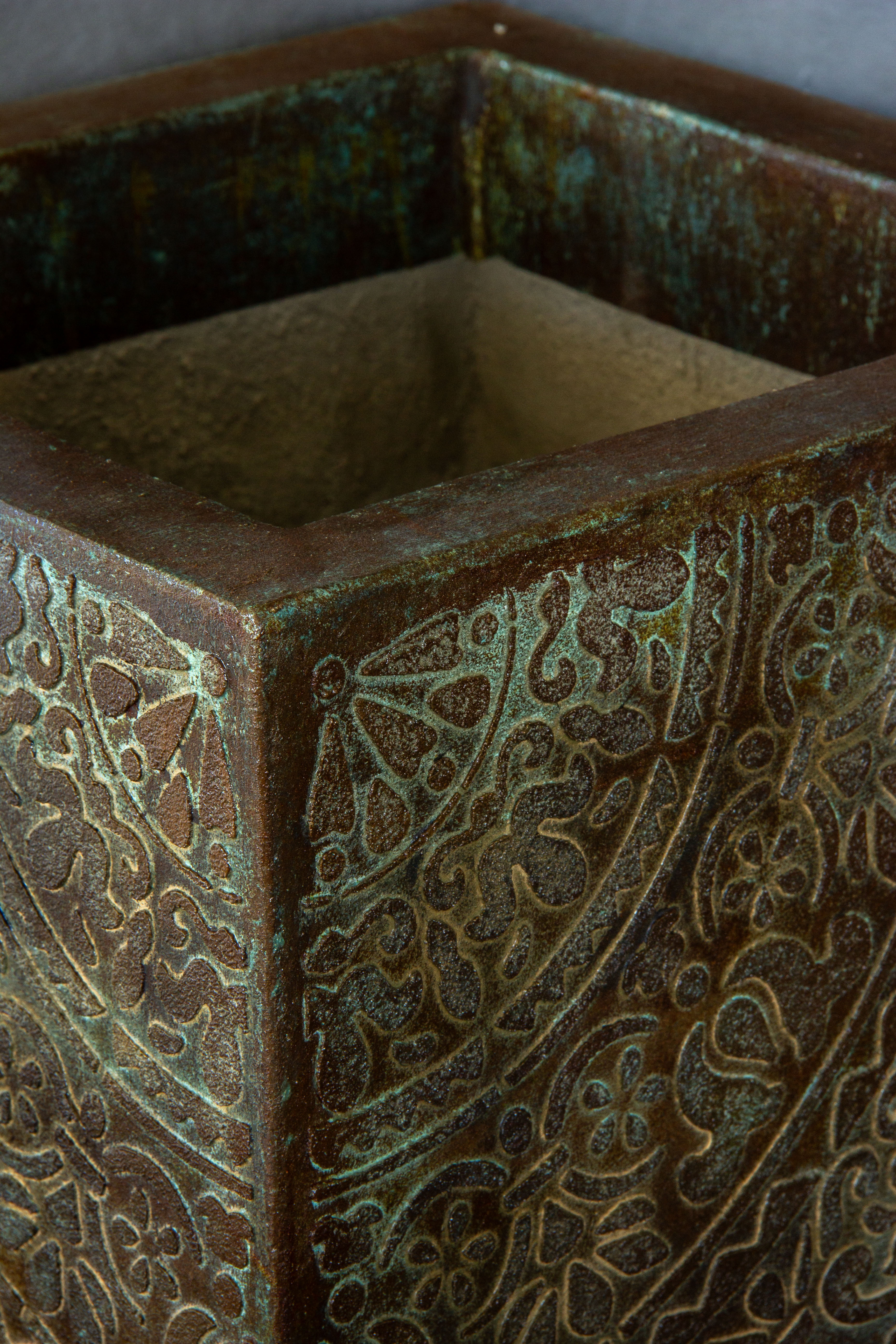 Ręcznie wykonana osłonka z roślinnym reliefem 3D, efekt kortenu z turkusową patyną